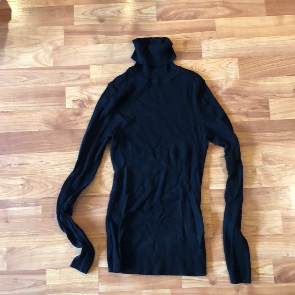 Uniqlo black ribbed turtleneck size M